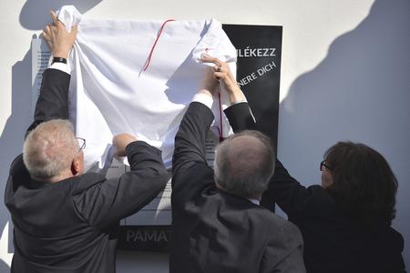 Unveiling of the commemorative plaque. 