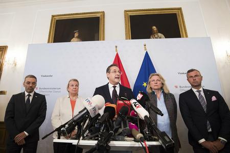 Strache announces his resignation. 
