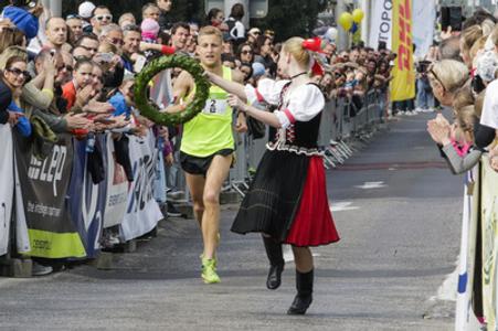 Winner of the Devín-Bratislava run. László Gregor, recevies the wreath at the finish. 