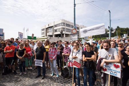 Scientists call for education minister’s resignation