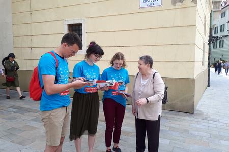 Tourist angels in action.