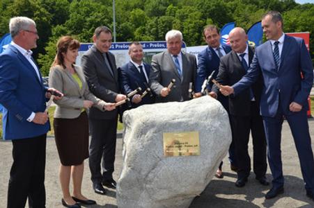 Transport Minister Árpád Érsek (5L) tapped the foundation stone of the new Prešov bypass May 30, accompanied by local, regional and national officials. 