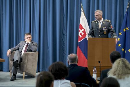 Robert Fico (l) and Tibor Gašpar (r)
