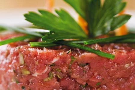 Steak tartare returns to Slovak restaurants