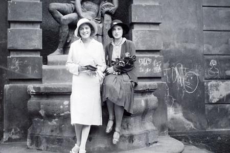Bare legs - the new trend of the 20th century