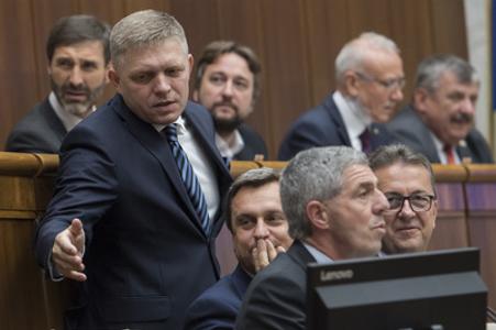 Ex-PM and Smer chairman Robert Fico (2L, standing) and Smer MP Ľuboš Blaha (3L, 2L in hind row) in parliament.