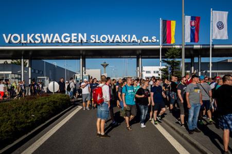 Bomb alert announced at VW plant; meanwhile negotiations are set to continue on June 21