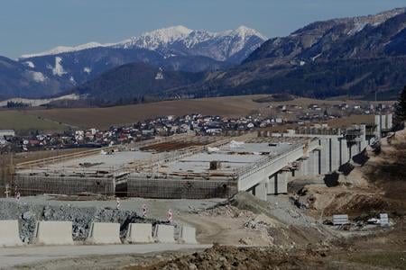 The D1 stretch between Lietavská Lúčka and Dubná Skala, near Žilina, includes the construction of the longest-to-be tunnel Višňové near the settlement of Višňové. 