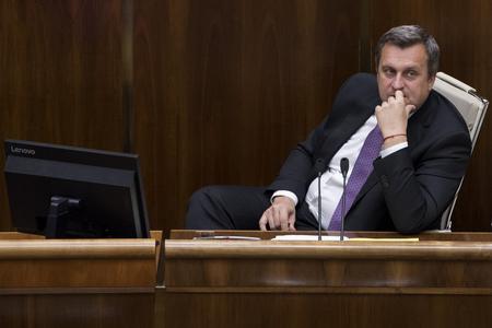 One more parliamentary session. Smer and SNS want to push through costly proposals
