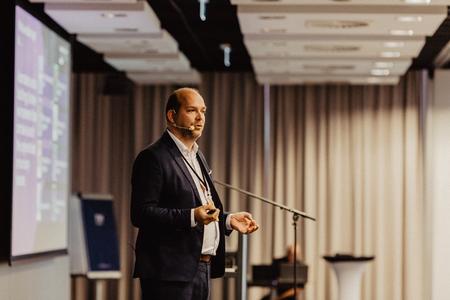 Arjen Sader speaking at the conference dedicated to the business service centre sector.