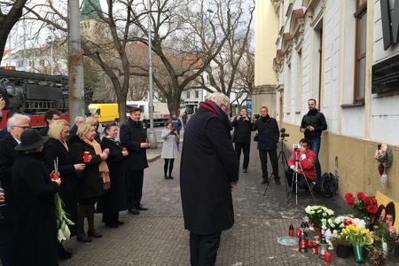 The diplomatic community lights candles in memory of Ján Kuciak and Martina Kušnírová near the Visitation of Virgin Mary Church on SNP Square.