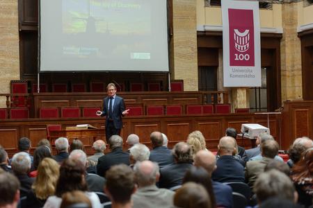 Ben Feringa during a lecture at the Comenius University. He visited Slovakia at the invitation of the Slovak Chemical Society at the Slovak Academy of Sciences (SAV) and his stay was supported by Comenius University in Bratislava, the Embassy of the Netherlands to Slovakia and the ESET Foundation within the ESET Science Award project. 