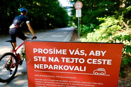 The signpost erected  by Bratislava city council warning people not to park on this road.