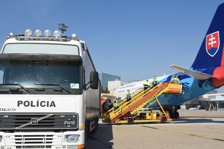 Plane delivers medical supplies from China.