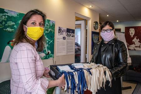 Post Bellum gave masks to the clients of the Ohel David retirement home.