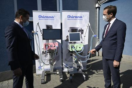 Health Minister Marek Krajčí (r) with the representative of the Chirana Medical company.