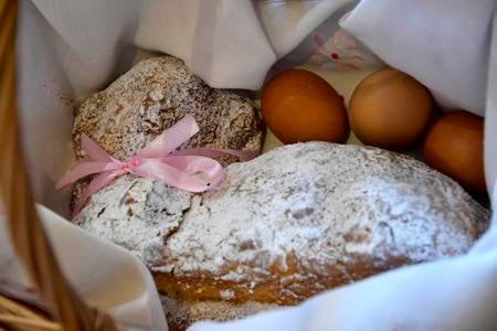 An Easter lamb cake is placed in a wooden basket.