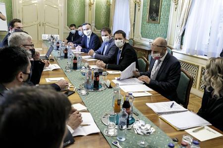 Economists met with the prime minister and the finance minister to discuss the opening of the economy. 