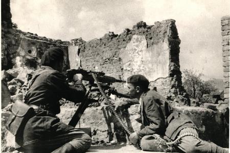 French insurgents with a machine gun near Strečno, central Slovakia