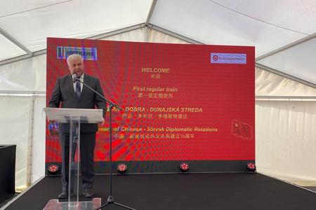 Transport Minister Árpád Érsek welcomed the train from China.