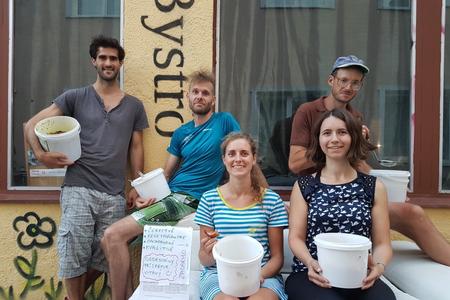 Nicolas Giroux (L) and the "food savers" of Bystro.