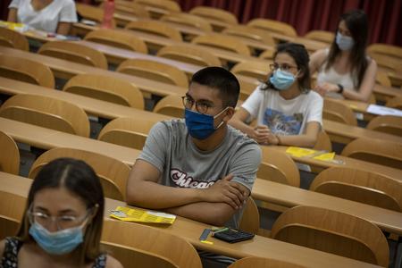 Foreign students are coming. Tests and isolation planned for those from risky countries