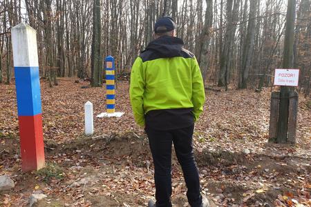 The sign on the right side reads: Warning! State Border.