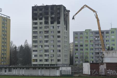 A special machine has started with removing the top floors of a building in Prešov damaged by the December 6 gas explosion.