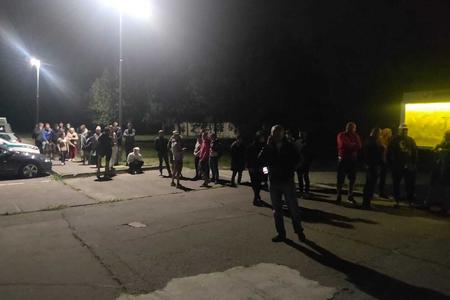 People queuing in front of the Foreigners' Police at Regrútska.
