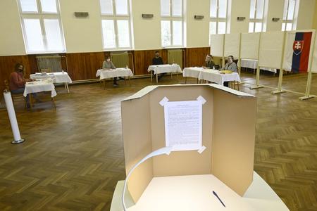 No single list of foreigners who are entitled to vote in Slovakia exists.
