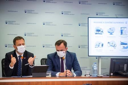 Finance Minister Eduard Heger (l) and Štefan Kišš, head of the Value for Money Unit, introduce the reform plan for Slovakia.