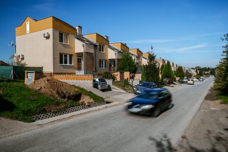 Novodobý slovenský Baťa. Zamestnancom stavia domy, raňajky majú zdarma