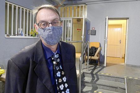 Former general prosecutor escapes discipline with a salary cut