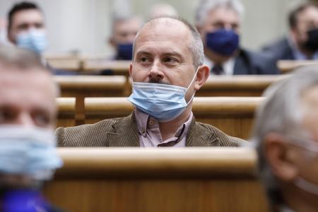 He wore his mask with his nose uncovered. Kotleba is COVID-19 positive