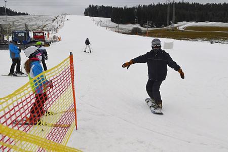 Closed ski centres and churches, stricter curfew. Cabinet toughens up measures