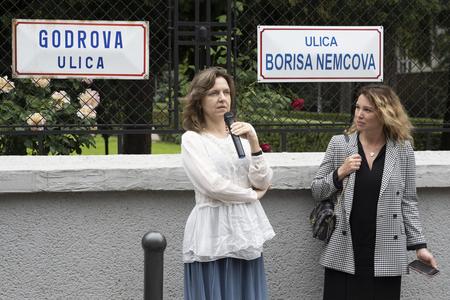 Староста Братислави-Старого міста Зузана Ауфріхтова та дочка Бориса Нємцова Жанна презентують вуличну табличку Бориса Нємцова у Братиславі 25 травня 2022 року. (Джерело: TASR)