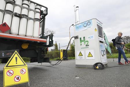 Thousands of cars, 12 trains. What does Sulík's hydrogen plan entail?