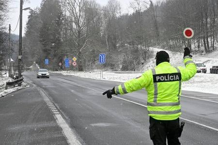Police control at the border crossing in Drietomá (Trenčín Region).