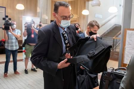 Former general prosecutor refuses plea bargain on first day of trial