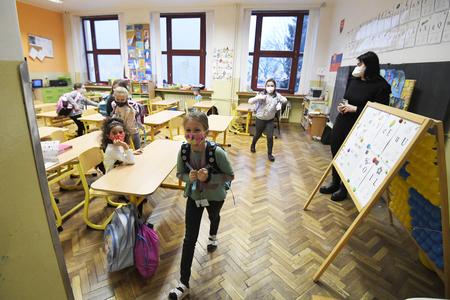 Krajčí wants to vaccinate teachers. Nobody knows when, how and where