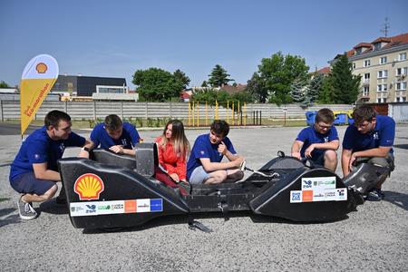 Students from Trnava with their electric car. 