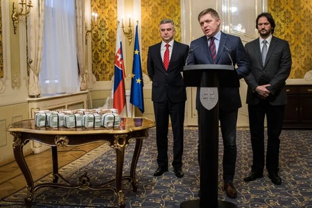 Former police prezident Tibor Gašpar, former PM Robert Fico and former interior minister Robert Kaliňák with million euros on a table after the murder of Ján Kuciak and Martina Kušnírová.