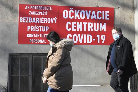Some foreigners not entitled to Covid-19 vaccine. Type of insurance matters