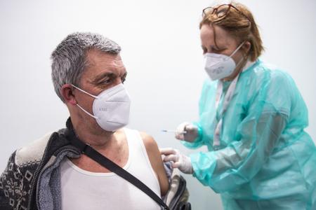 Vaccination should be available to all foreigners in Slovakia. Health Ministry proposed a solution