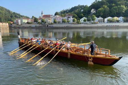 Danuvina Alacris, replica of an ancient Roman boat, on its way down the Danube.