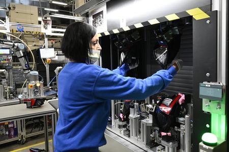 Employee in the Hella production hall. 