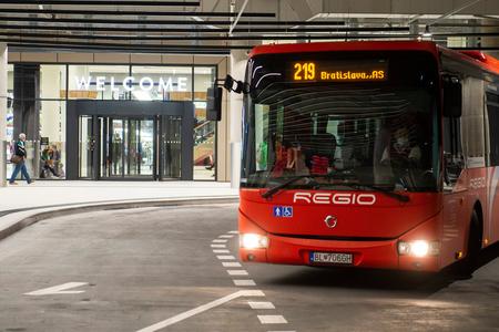Operator of red suburban buses will be replaced. Bratislava Region to have a new carrier