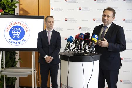 Interim Agriculture Minister Samuel Vlčan (r) and Filip Kasana (l) from Zväz Obchodu SR, a retail trade association.