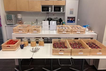 Some companies serve free healthy food to their employees. 