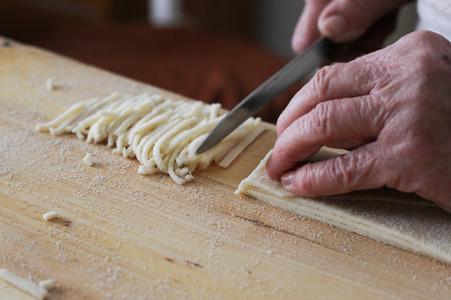 Babička cooking slíže. 